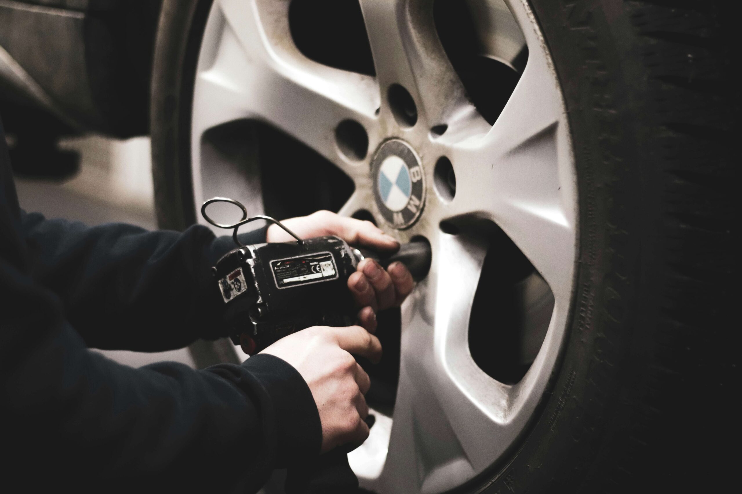 Banden en velgen worden nagemeten bij FZ Auto&rsquo;s