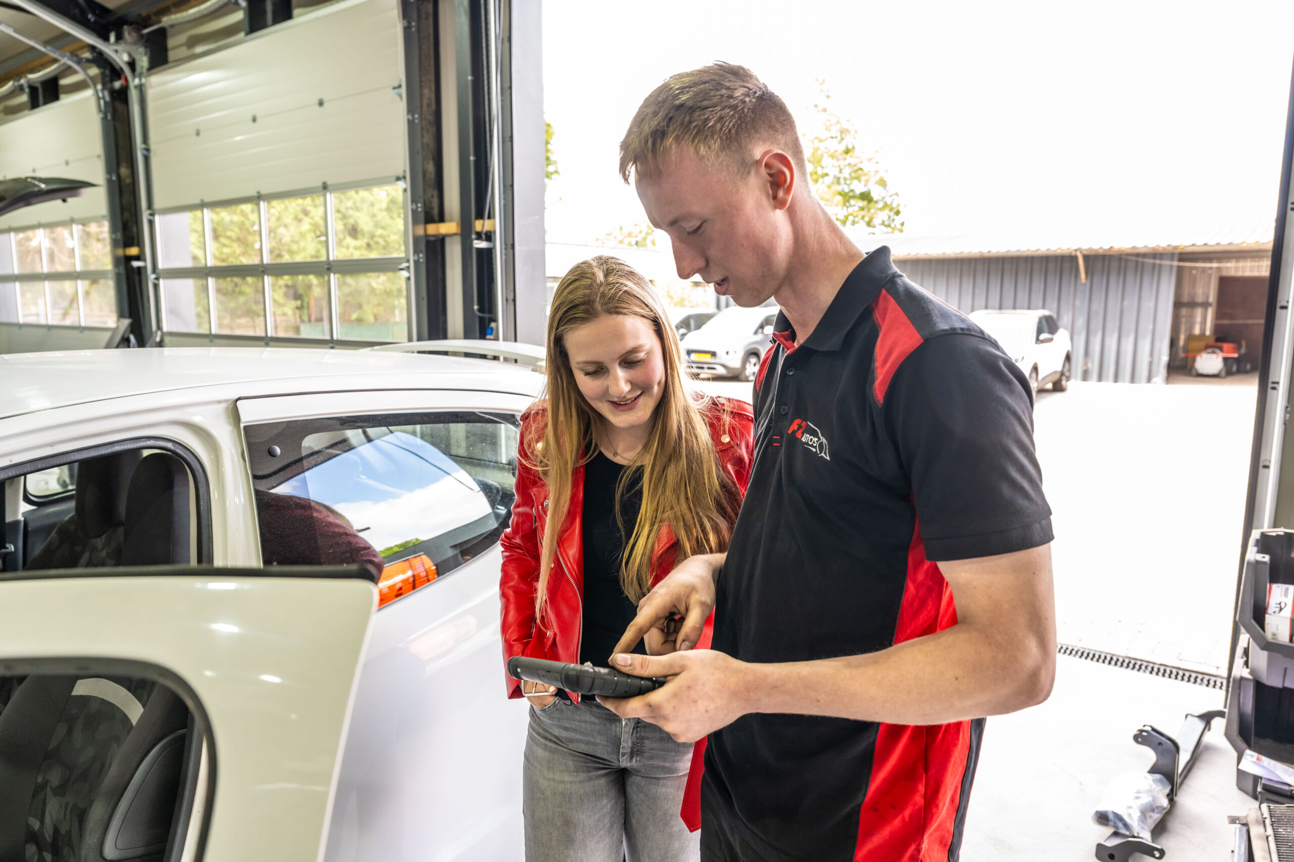 Samen de afspraak inplannen aan de balie bij FZ Auto&rsquo;s