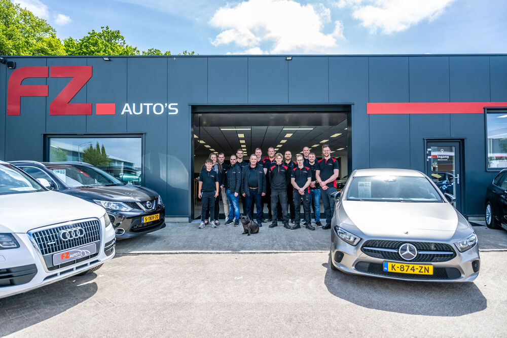 Het team van FZ Auto's voor de vestiging