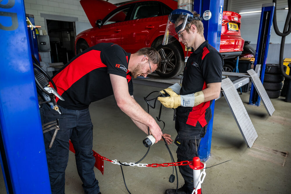 Monteurs van FZ Auto's in de werkplaats