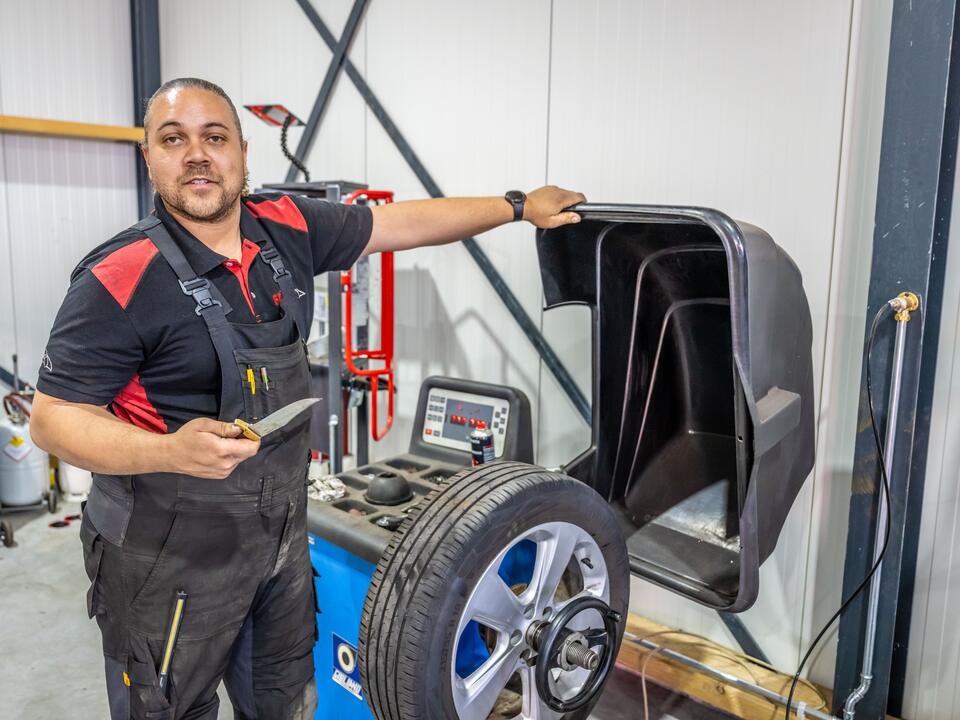 Monteur van FZ Auto's balanceert een wiel op de balanceermachine