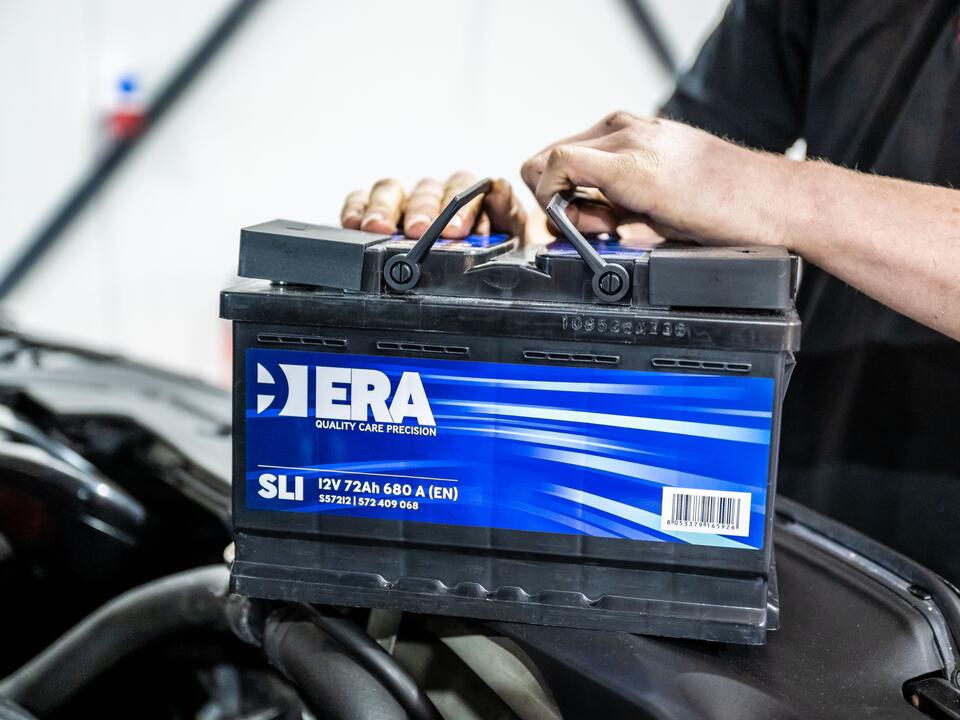 Nieuwe accu wordt geplaatst door FZ Auto's in Peize