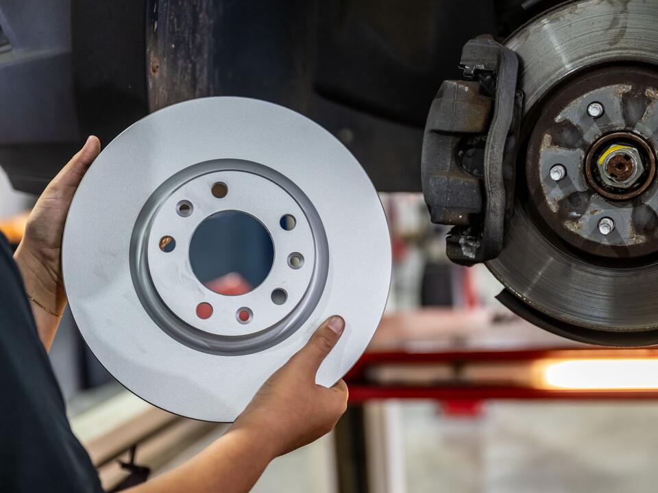 Nieuwe remschijf naast de oude bij FZ Auto's in Peize