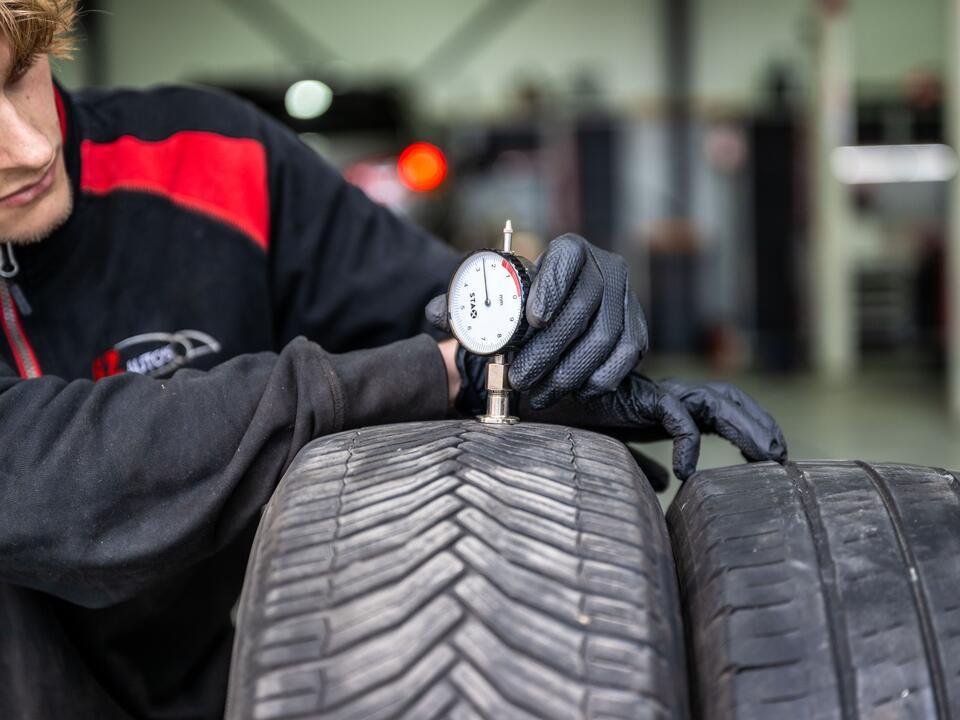 Profieldiepte van een band wordt gemeten bij FZ Auto's