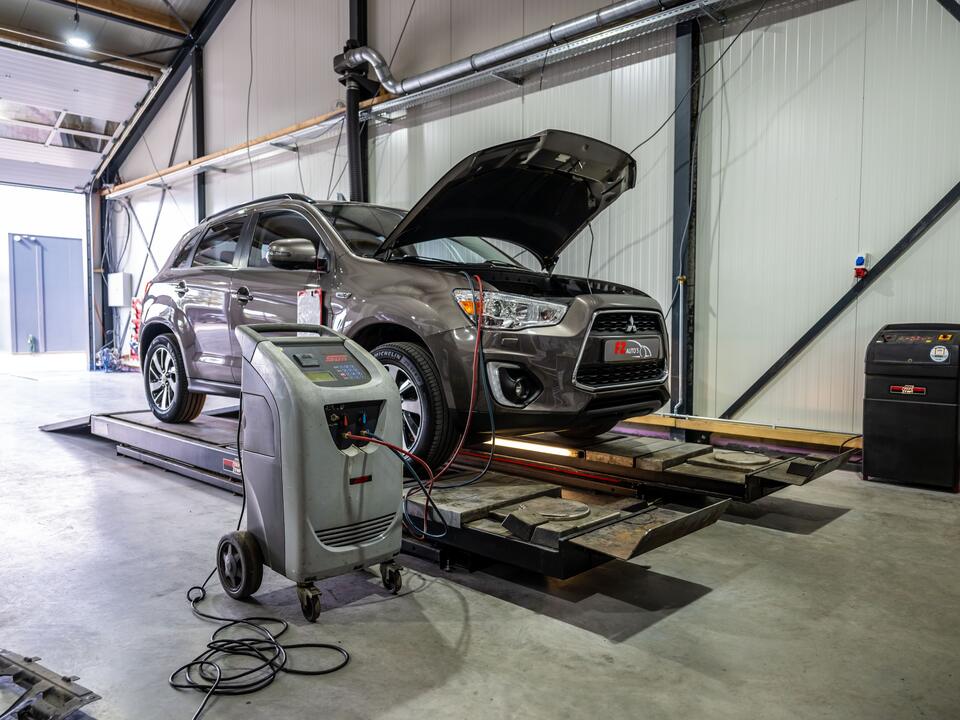 Ruime, lichte werkplaats van FZ Auto's in Peize