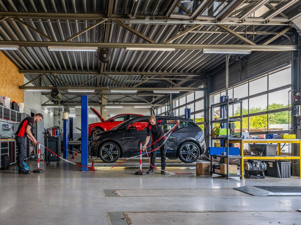 Ruime werkplaats van FZ Auto's in Roden met monteurs aan het werk